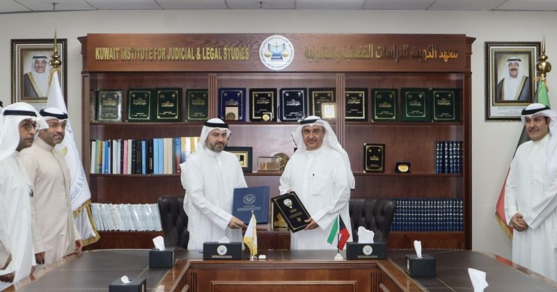 الشيخ حمود المبارك وهاني الحمدان أثناء توقيع المذكرة