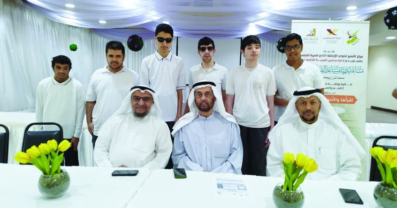 الصميعي والعيسى والسويد مع عدد من المشاركين في المسابقة