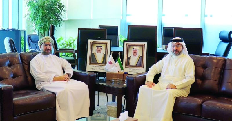 حمود المبارك مستقبلاً السفير صالح الخروصي