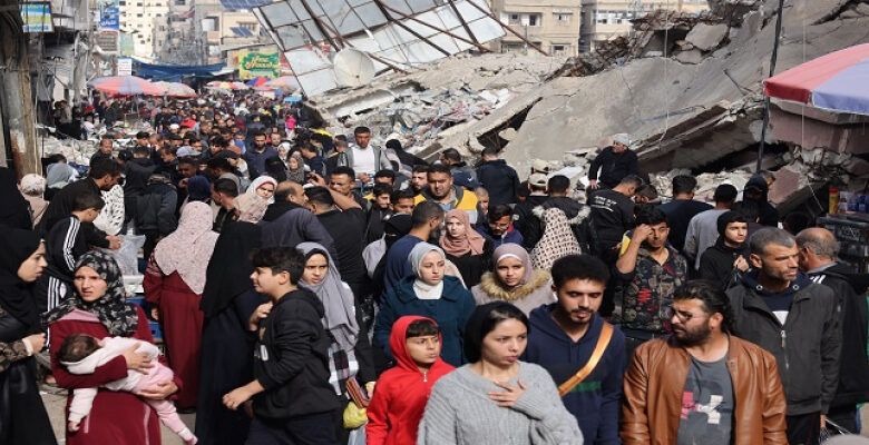 نزوح جماعى لآلاف الفلسطينيين بعد استئناف الحرب على غزة وتعليق الدراسة