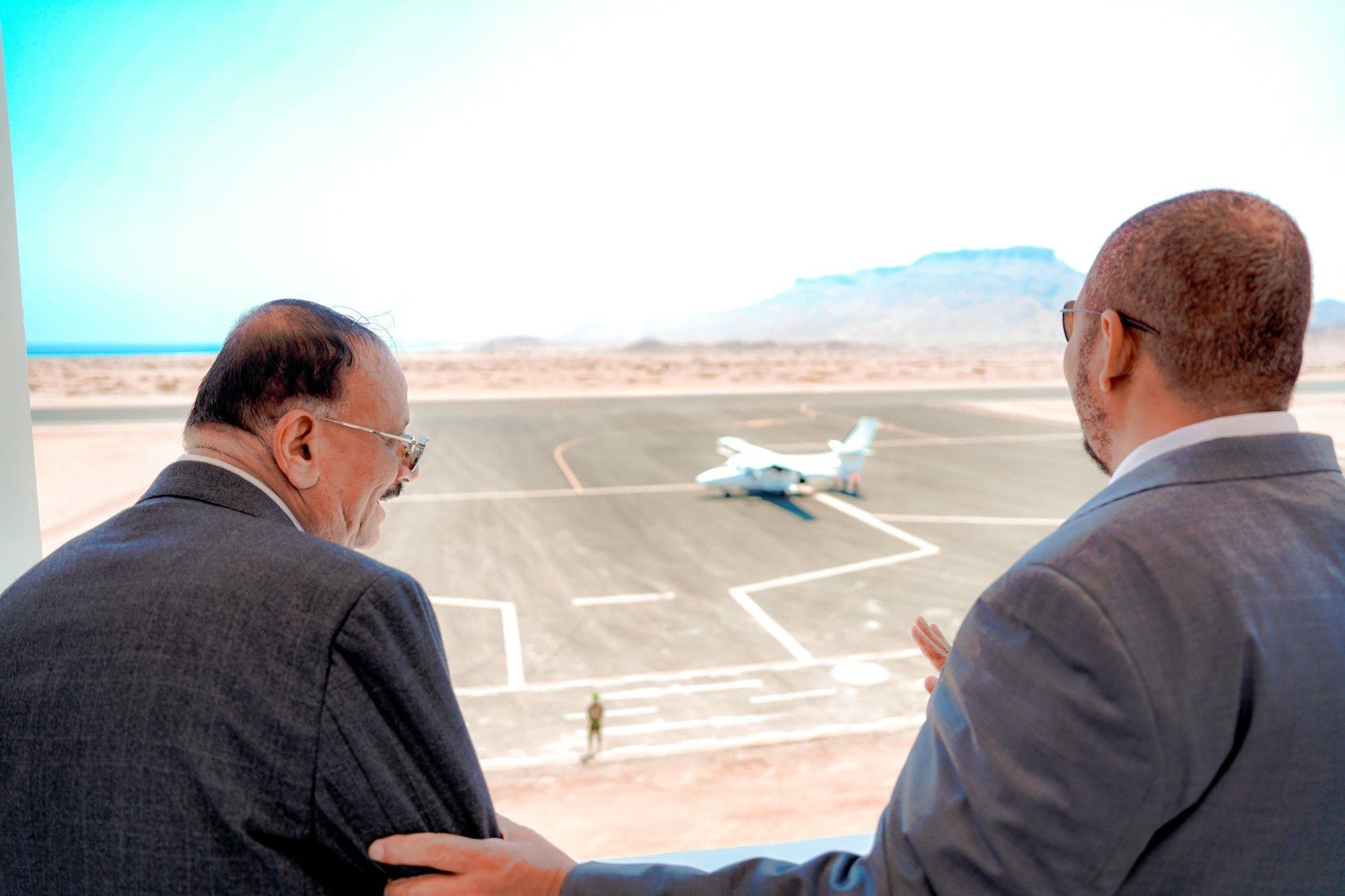 اليمن.. مسؤولو الانتقالي يفتتحون مطاراً غامضاً شيدته الإمارات في جزيرة عبد الكوري