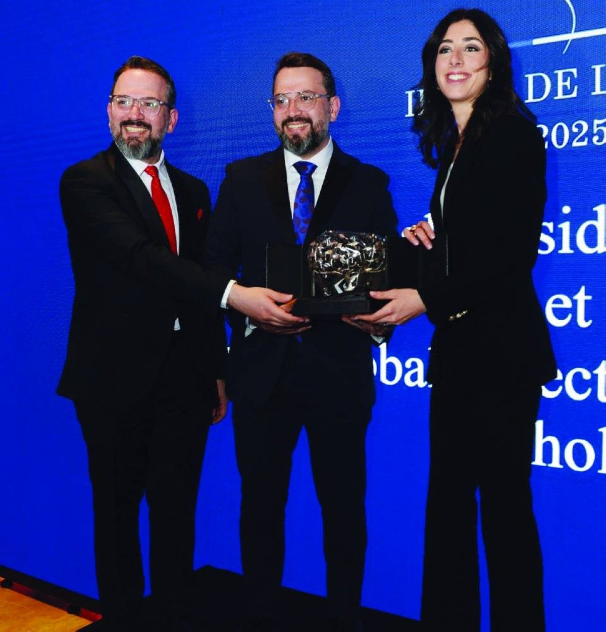 مركز باحثي الإمارات يحصد جائزة شجرة السلام في فرنسا