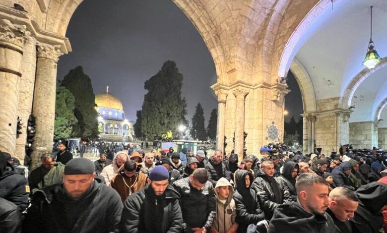 آلاف المصلين الفلسطينيين يؤدون صلاتي العشاء والتراويح في المسجد الأقصى المبارك