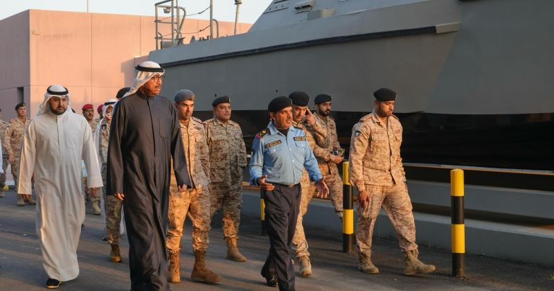 وزير الدفاع زار القوة البحرية: رفع الكفاءة وتعزيز الجاهزية