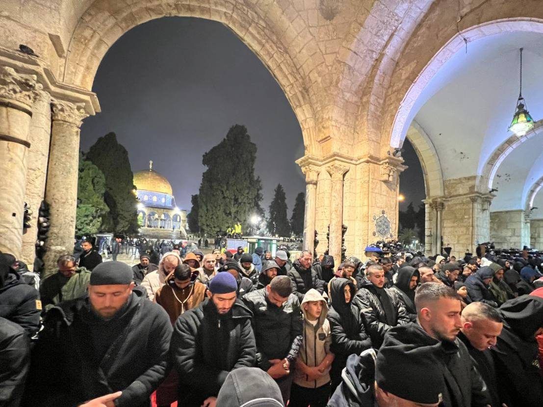آلاف المصلين الفلسطينيين يؤدون صلاتي العشاء والتراويح في المسجد الأقصى المبارك