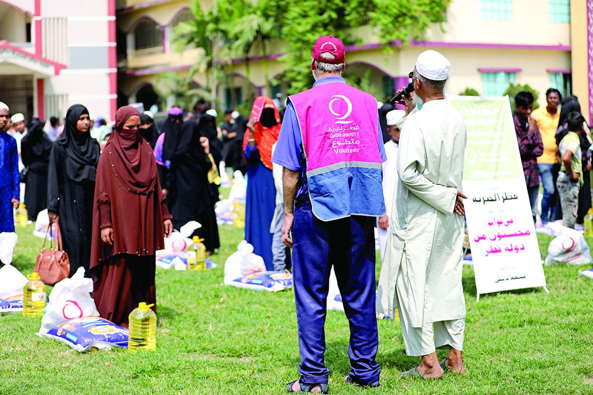 قطر الخيرية توزع سلالاً رمضانية على مكفوليها ببنغلاديش