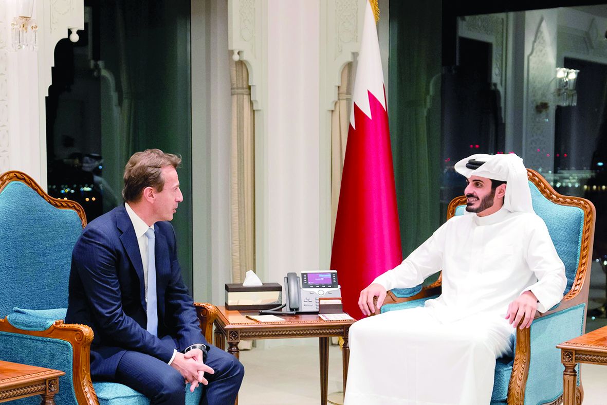 وزير الداخلية يستعرض التعاون مع الرئيس التنفيذي لـ«إيرباص»