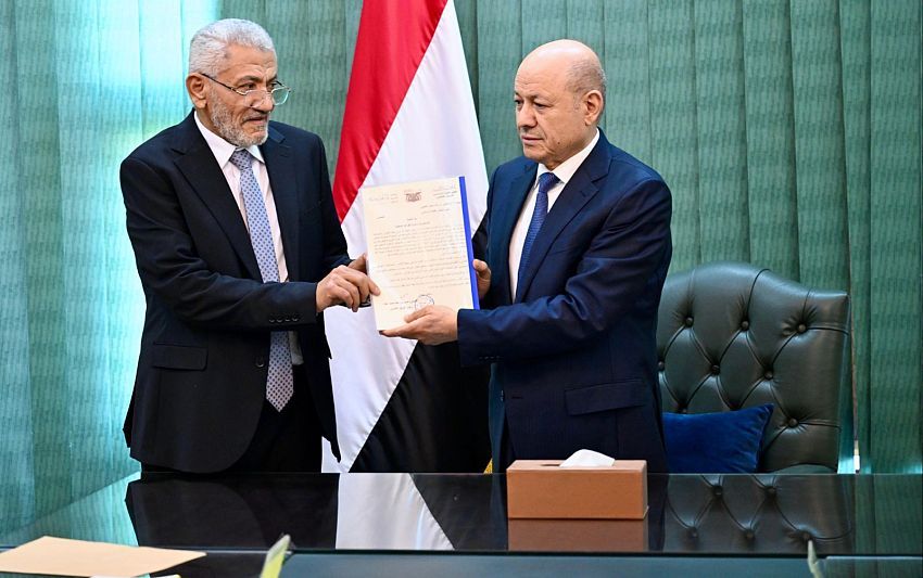 للمرة الثانية.. العليمي يتسلم مسودة القواعد المنظمة لأعمال مجلس القيادة والهيئات التابعة له