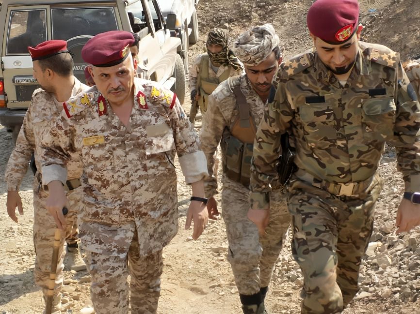 في ظل تصعيد حوثي مستمر.. قائد محور تعز يتفقد قوات الجيش في جبهة الكدحة