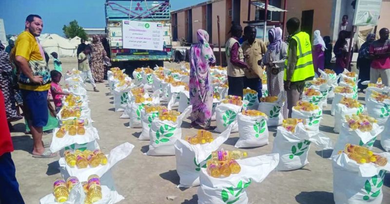 جانب من توزيع السلال الغذائية