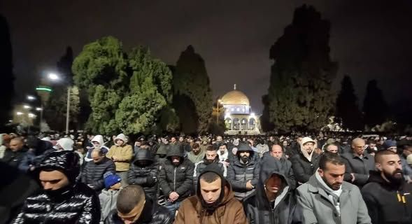 عشرات الآلاف يؤدون العشاء والتراويح في “الأقصى” بالقدس المحتلة