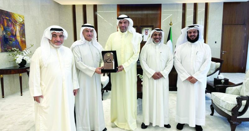 وزير الخارجية متسلماً درعاً تذكارية من وفد جمعية النجاة الخيرية