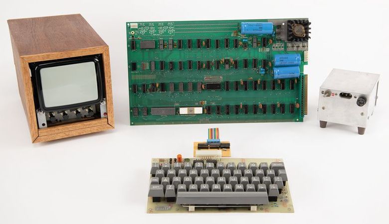 كمبيوتر أبل-1 النادر يُباع في مزاد مقابل 375 ألف دولار