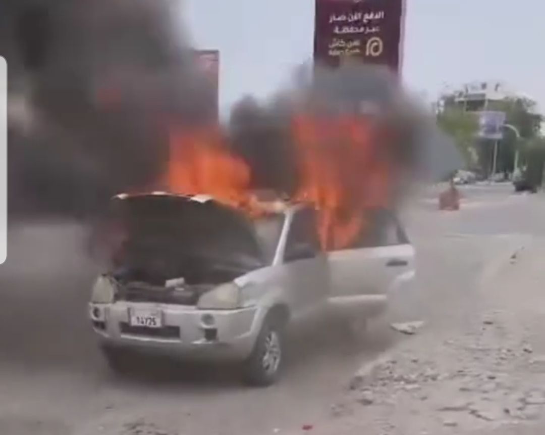 عدن.. مقاول يحرق سيارته أمام مبنى وزارة المياه احتجاجًا على عدم صرف مستحقاته