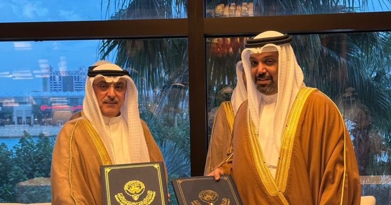 المدير العام للصندوق الكويتي للتنمية بالوكالة وليد البحر ووزير المالية والاقتصاد البحريني الشيخ سلمان بن خليفة