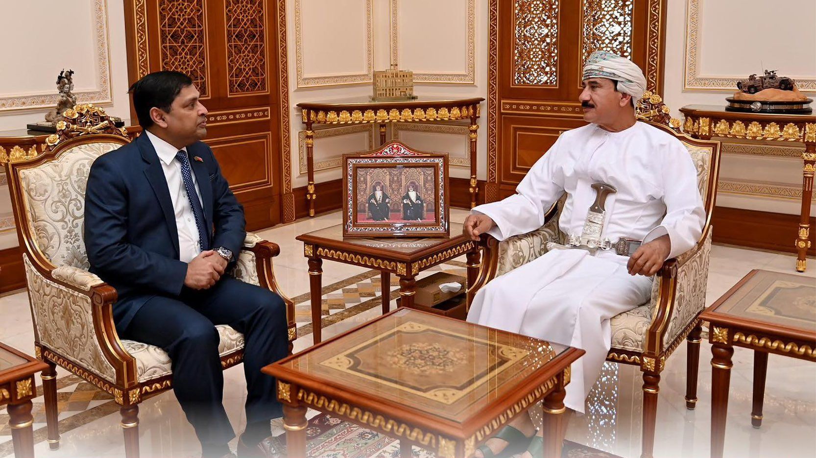 وزير المكتب السلطاني يستقبل سفيري بنغلاديش وسوريا