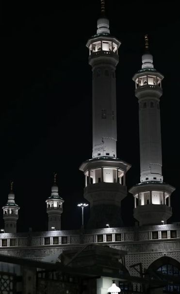 حقيقة لا يعرفها الكثيرون.. منارات المسجد الحرام غير متساوية وهذا هو الفرق في الطول بين أطولها وأقصرها وسبب غريب لعدم تساوي أطوالها