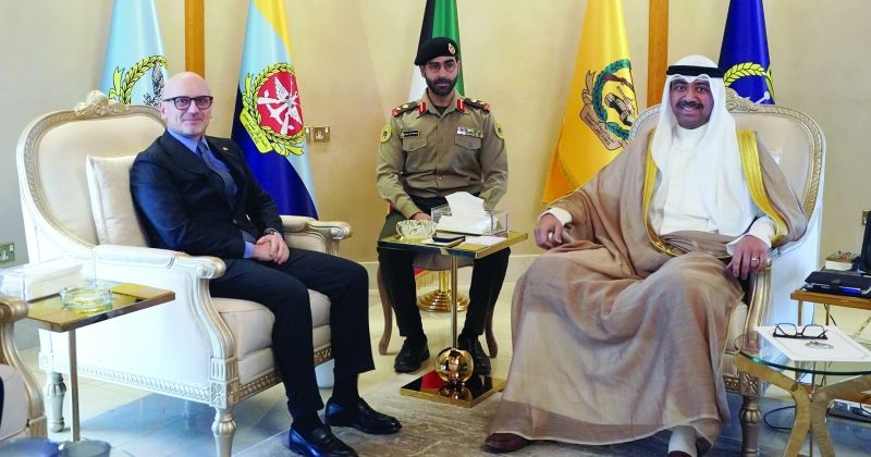 وزير الدفاع خلال استقباله السفير الإيطالي