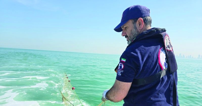 انتشال طنّين من شِباك الصيد المهملة في جون الكويت