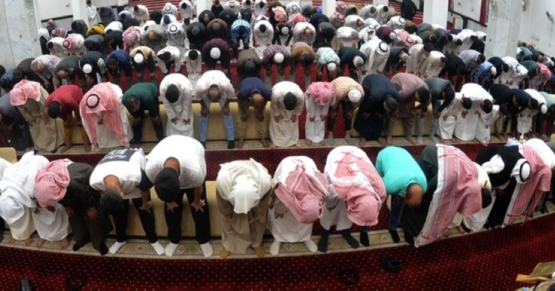 المتهجدون أحيوا الليلة الخامسة والعشرين بالصلاة والدعاء