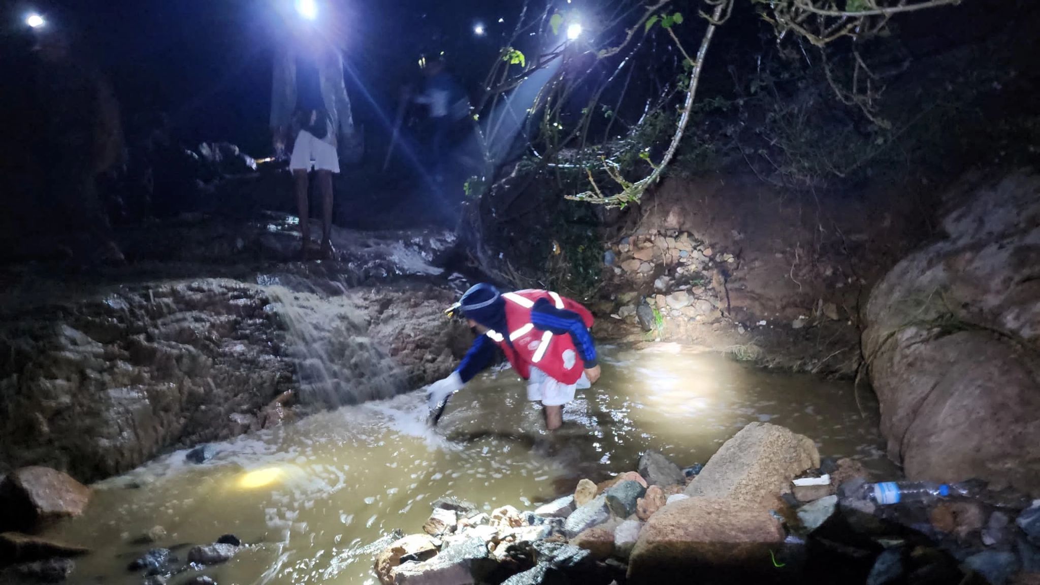 حجة.. سيول جارفة تجتاح مديرية "مبين" وتتسبب في فقدان عدد من الأشخاص