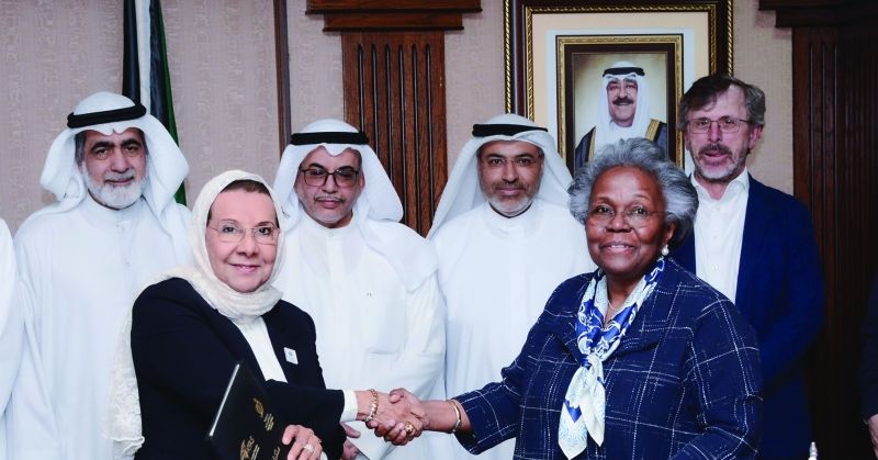 أمينة فرحان وموضي الحمود عقب توقيع الاتفاقية