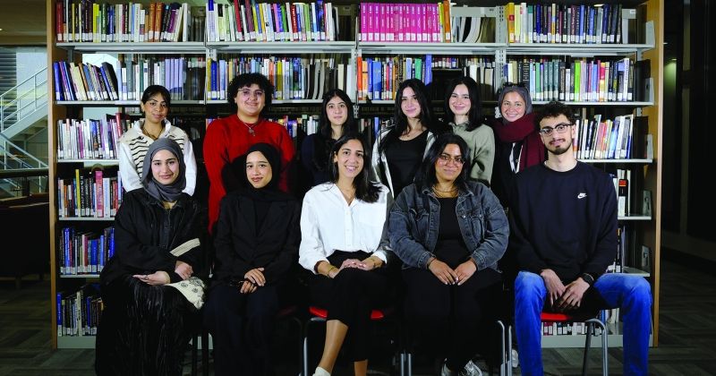 صورة جماعية للطلبة الحاصلين على المنح