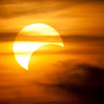 كسوف جزئي للشمس في حدث فلكي مذهل السبت