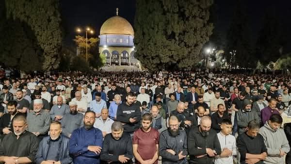 70 ألفا يؤدون صلاتي العشاء والتراويح في المسجد الأقصى المبارك بالقدس المحتلة