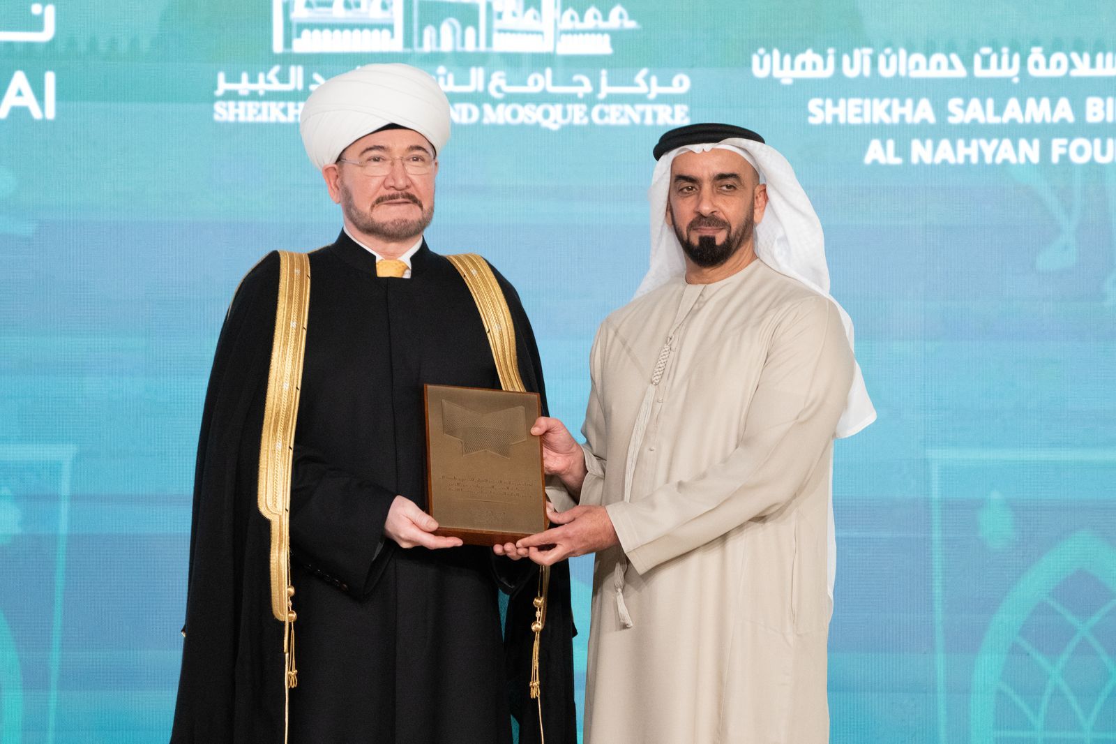 في ليلة رمضانية.. دولة الإمارات تمنح مفتي روسيا جائزة التسامح
