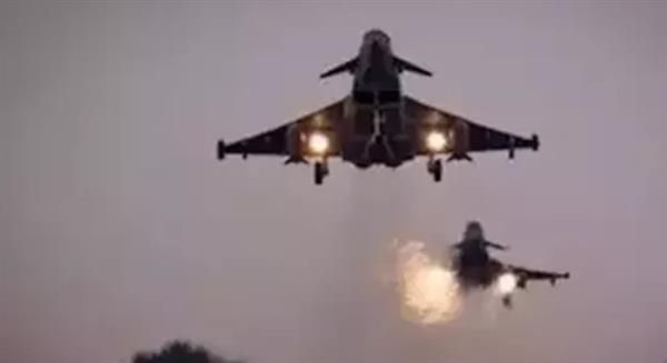 إصابة 7 أشخاص جراء غارات جوية أمريكية تستهدف “الحوثيين” باليمن