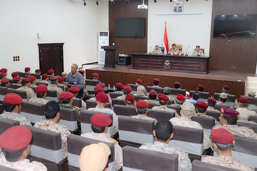 وزير الدفاع يوجّه القوات المسلحة برفع مستوى الجاهزية القتالية