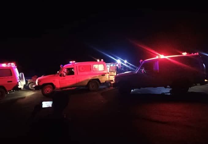 وفاة وإصابة 20 شخصاً في حادثة انقلاب باص ركاب بمحافظة حجة