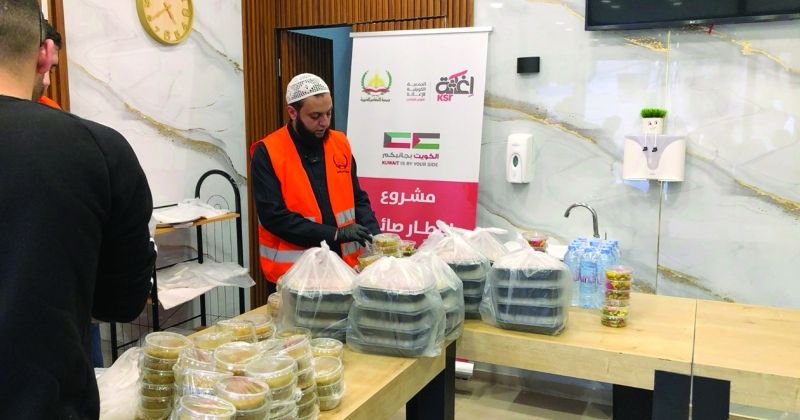 تجهيز وجبات الإفطار لتوزيعها على الأسر المحتاجة