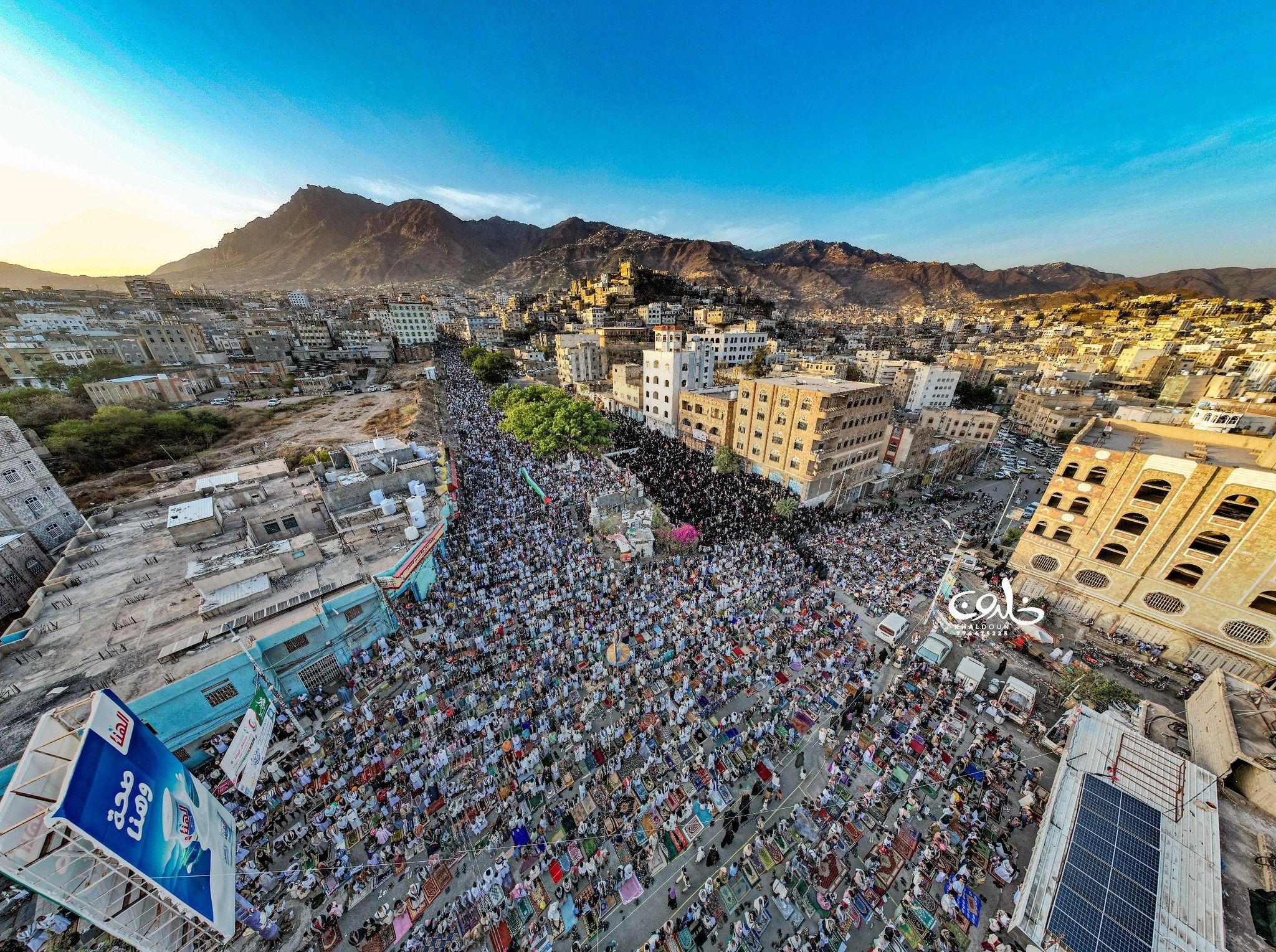 اليمن.. عشرات الآلاف يؤدون صلاة عيد الفطر في ساحة الحرية بتعز