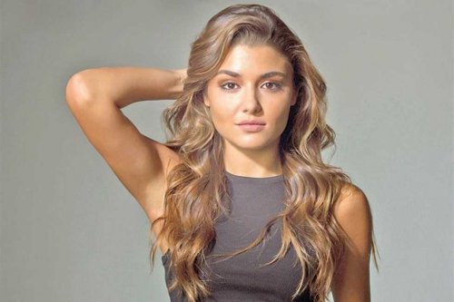 بكل وقاحة.. وبإطلالة صاخبة هاندا أرتشيل نجمة [انت اطرق بابي] صدرها يخرج من ملابسها وهي في حالة سكر والجمهور في ذهول !