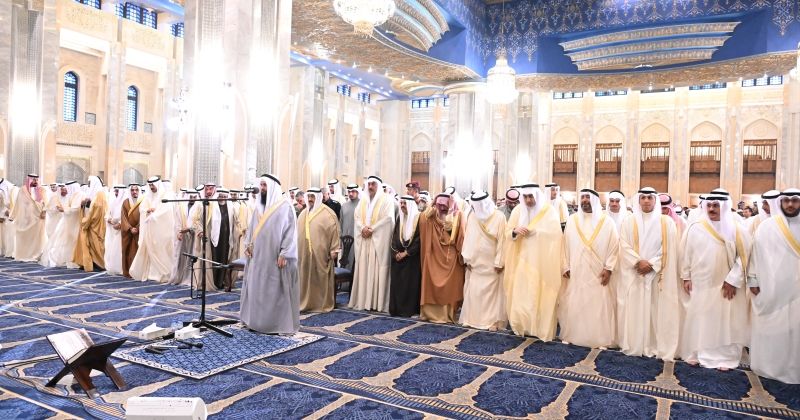 سمو ولي العهد يؤدي صلاة العيد في المسجد الكبير