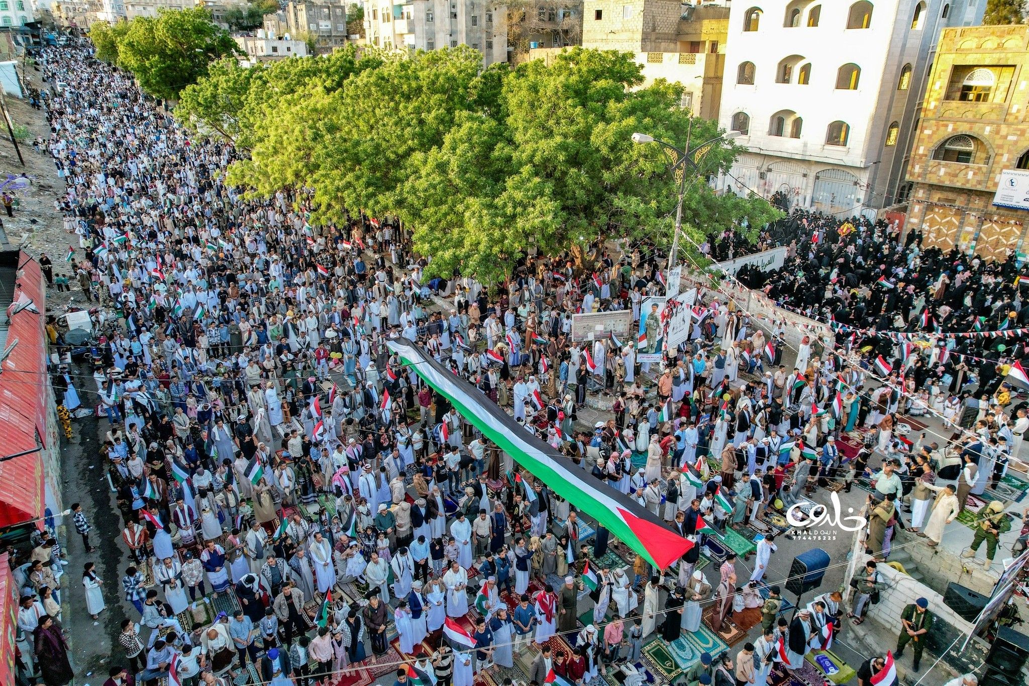 اليمن.. عشرات الآلاف يؤدون صلاة عيد الفطر في ساحة الحرية بتعز