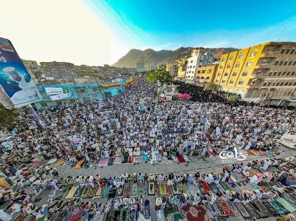 اليمن.. عشرات الآلاف يؤدون صلاة عيد الفطر في ساحة الحرية بتعز