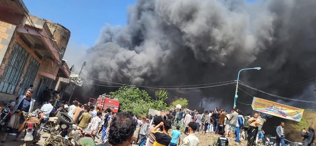 حريق هائل يلتهم سوق تجاري بمدينة إب وسط غياب تام للدفاع المدني