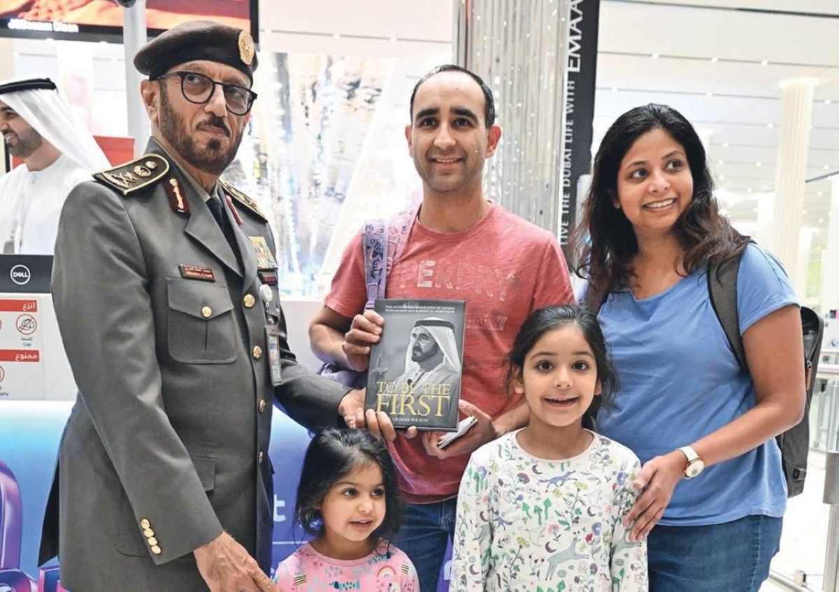 «سيرة» محمد بن راشد إهداء للقادمين عبر مطارات دبي