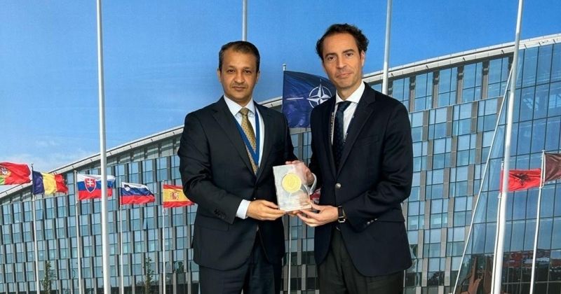 نواف العنزي مع الممثل الخاص للأمين العام لحلف «الناتو» للجوار الجنوبي خافيير كولومينا