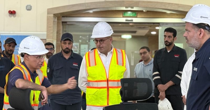 الصبيح مستمعاً لشرح من وكيل الوزارة عادل الزامل