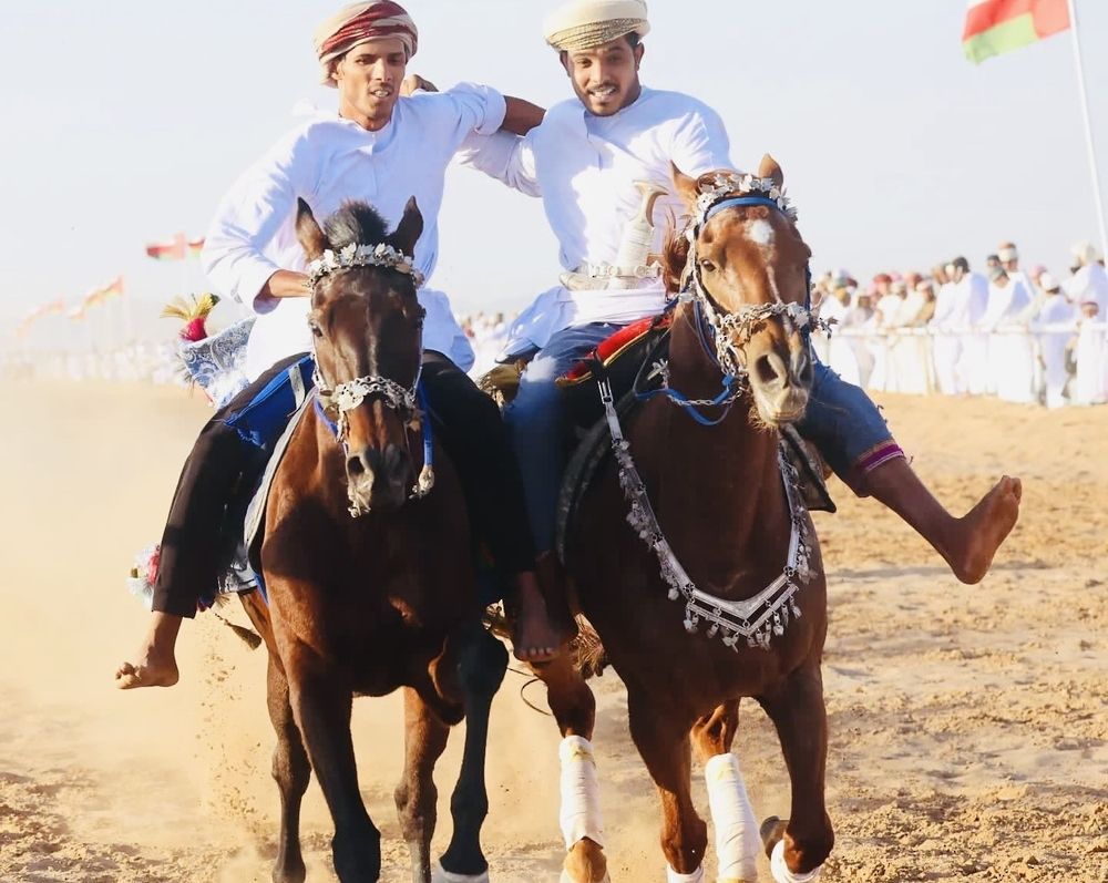 بدية تحتفل بعيد الفطر بمهرجان فروسية وفنون عمانية مميزة