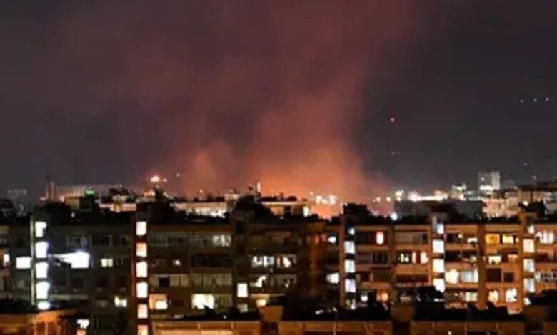 غارات إسرائيلية تستهدف محيط مبنى البحوث العلمية في دمشق ومدينة حماة