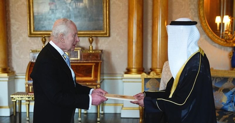 السفير بدر المنيخ يقدم أوراق اعتماده إلى الملك تشارلز