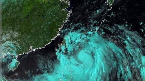 الأرصاد السعودية تطلق إنذاراً باللون الأحمر: منخفض جوي مخيف يستقبله المواطنون بعواصف وأمطار غزيرة على مدى 48 ساعة القادمة