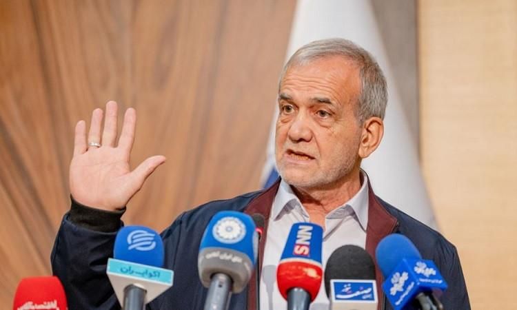 بزشكيان: إيران تريد حوارا “على قدم المساواة” مع الولايات المتحدة