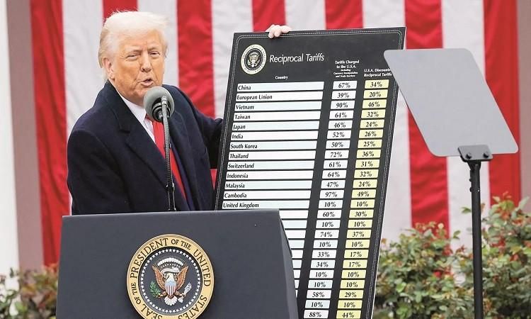 مستشار ترامب: أكثر من 50 دولة تواصلت مع البيت الأبيض لبدء محادثات تجارية