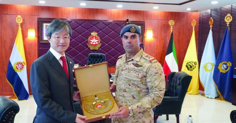 اللواء الجابر يقدم هدية للسفير موكاي خلال اللقاء